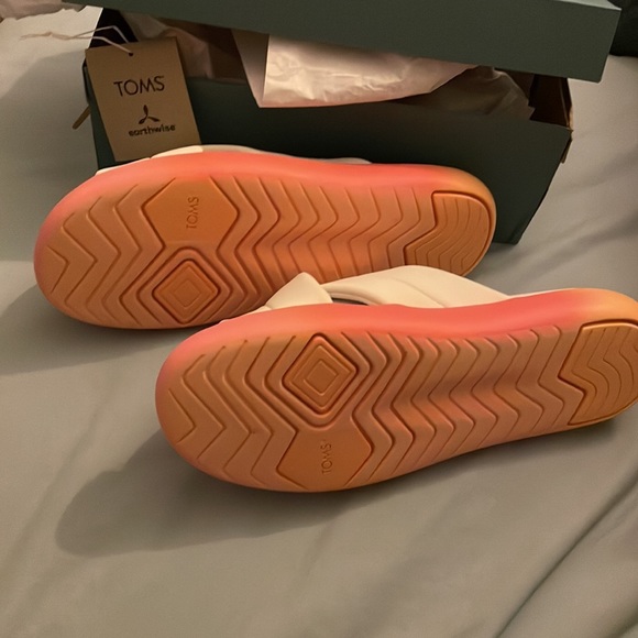 TOMS Mallow Crossover Size 9 - Picture 5 of 6